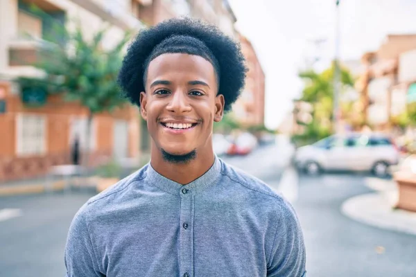Joven Afroamericano Sonriendo Feliz Caminando Por Ciudad — Foto de Stock
