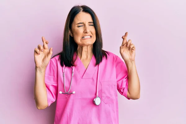 Medelålders Brunett Kvinna Bär Läkare Uniform Och Stetoskop Gestikulerande Finger — Stockfoto