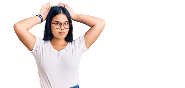 Jovem Bela Menina Asiática Vestindo Roupas Casuais Óculos Fazendo Orelhas — Fotografia de Stock