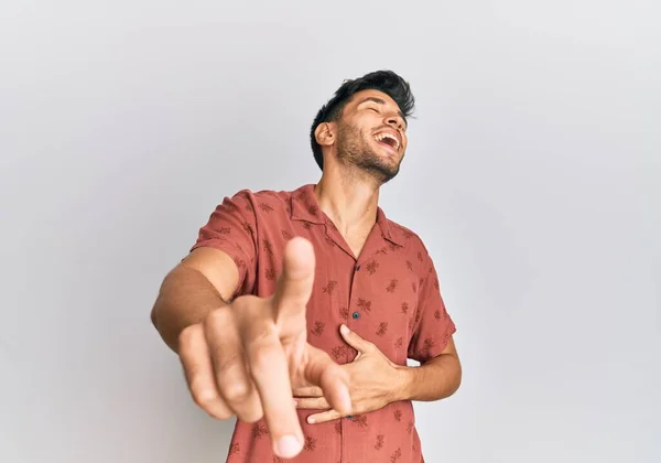 Junger Gutaussehender Mann Lässiger Sommerkleidung Der Dich Anlacht Mit Der — Stockfoto