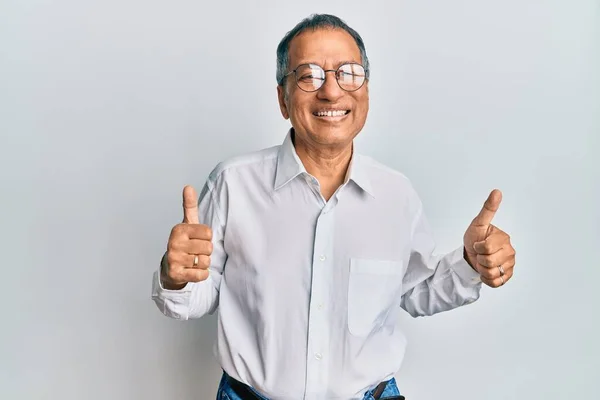 Homem Indiano Meia Idade Vestindo Roupas Casuais Óculos Sinal Sucesso — Fotografia de Stock