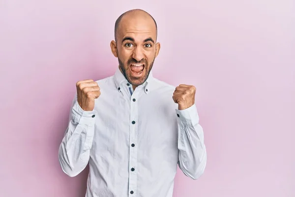 Jovem Hispânico Vestindo Roupas Casuais Comemorando Surpreso Surpreso Pelo Sucesso — Fotografia de Stock