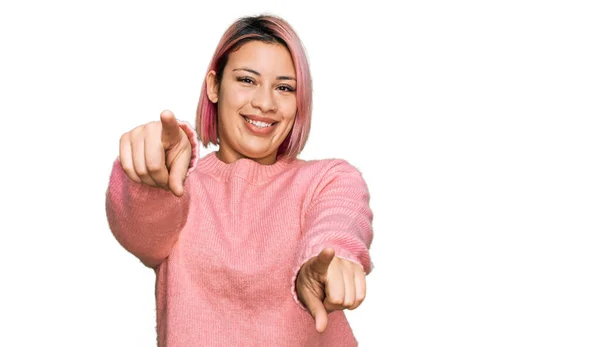 Mujer Hispana Con Pelo Rosa Usando Suéter Casual Invierno Que —  Fotos de Stock