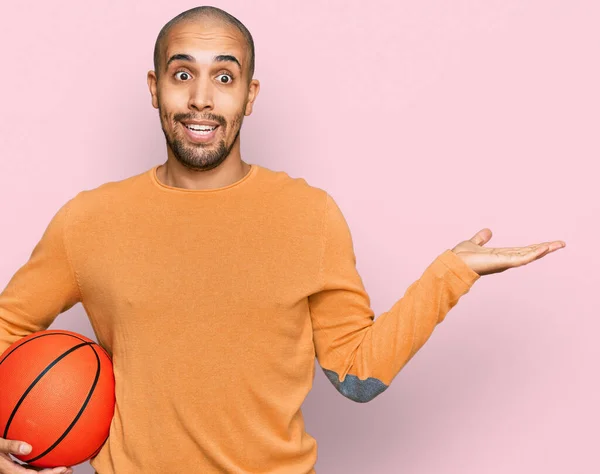 Hombre Adulto Hispano Sosteniendo Pelota Baloncesto Celebrando Victoria Con Sonrisa —  Fotos de Stock