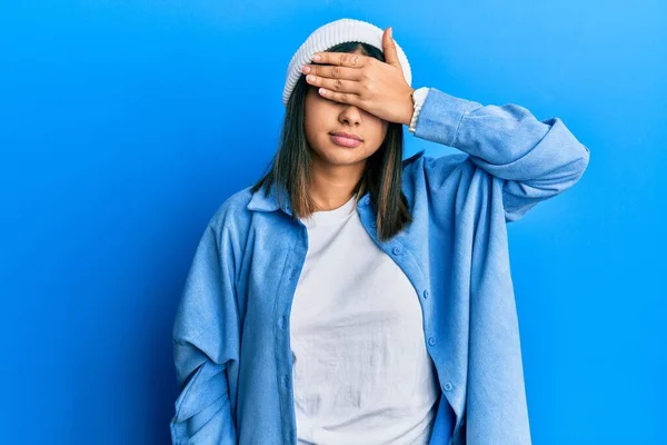 Jovem Mulher Latina Vestindo Boné Bonito Cobrindo Olhos Com Mão — Fotografia de Stock