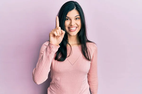 Jonge Latijns Amerikaanse Vrouw Casual Kleding Glimlachend Met Een Idee — Stockfoto