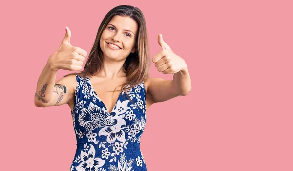 Hermosa Mujer Caucásica Con Vestido Verano Aprobando Hacer Gesto Positivo — Foto de Stock