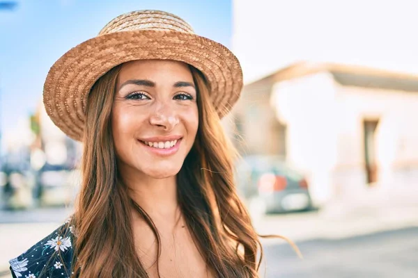 Ung Latinamerikansk Kvinna Semester Ler Glad Promenader Gatan Staden — Stockfoto