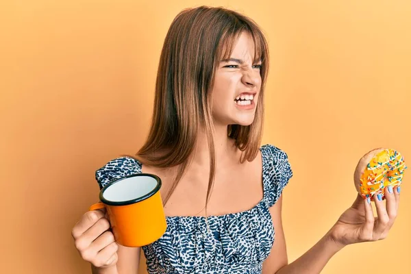 Adolescente Caucásica Chica Comiendo Donut Beber Café Enojado Loco Gritando — Foto de Stock