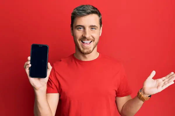 Bonito Homem Caucasiano Segurando Smartphone Mostrando Tela Celebrando Realização Com — Fotografia de Stock