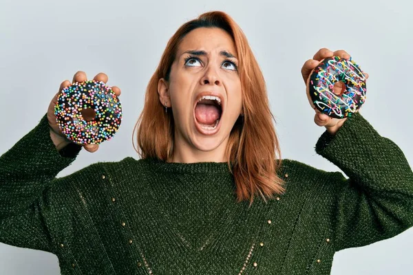 Lezzetli Renkli Çörekler Tutan Spanyol Genç Kadın Kızgın Kızgın Çığlıklar — Stok fotoğraf