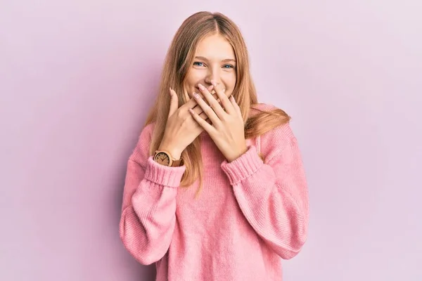 Hermosa Chica Caucásica Joven Con Ropa Casual Riendo Riéndose Avergonzado — Foto de Stock