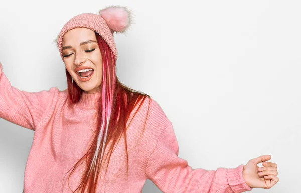 Jovem Caucasiana Vestindo Roupas Casuais Boné Dançando Feliz Alegre Sorrindo — Fotografia de Stock