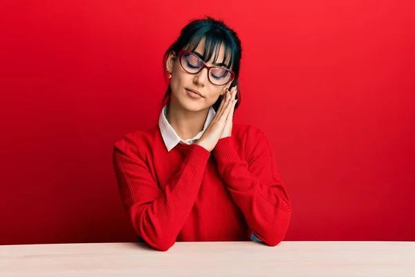 Joven Morena Con Flequillo Con Gafas Sentada Sobre Mesa Durmiendo — Foto de Stock