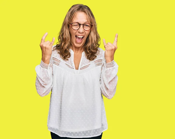 Middelbare Leeftijd Blonde Vrouw Draagt Casual Wit Shirt Een Bril — Stockfoto