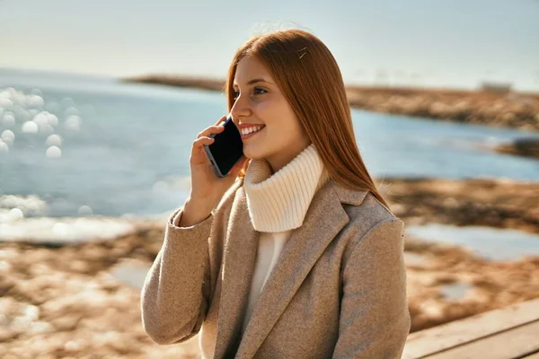 Jong Roodharig Meisje Glimlachen Gelukkig Praten Smartphone Het Strand — Stockfoto