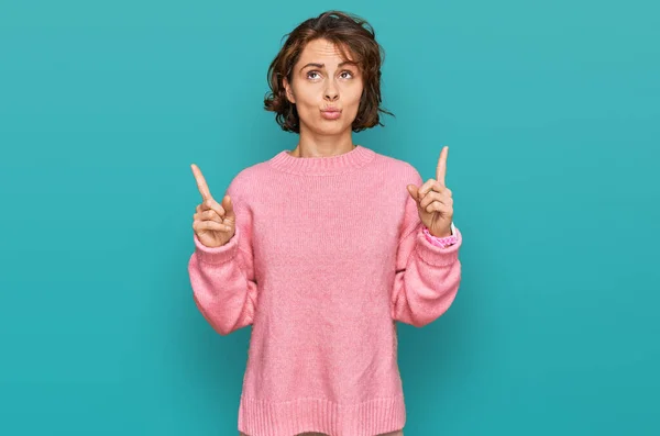 Jonge Latijns Amerikaanse Vrouw Draagt Casual Kleding Wijzen Omhoog Kijken — Stockfoto