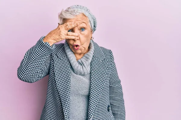 Starší Šedovlasá Žena Zimním Vlněném Svetru Vykukuje Šoku Zakrývá Obličej — Stock fotografie