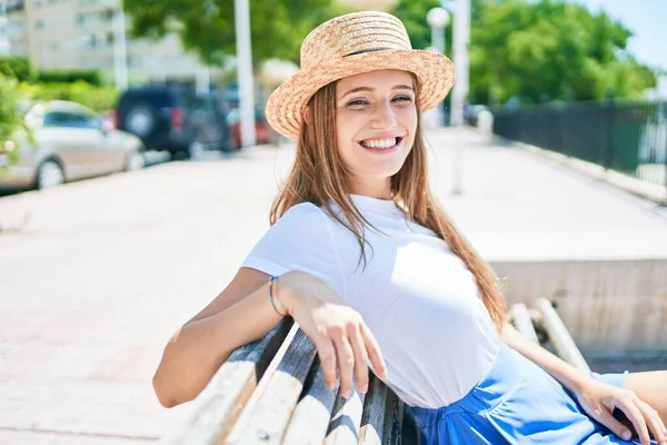 Wanita Pirang Muda Pada Liburan Tersenyum Bahagia Duduk Bangku Jalan — Stok Foto