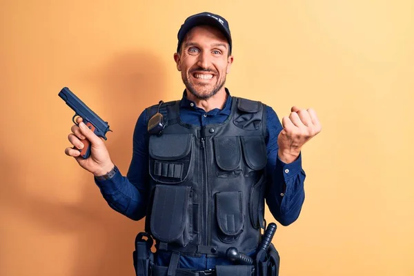 Yakışıklı Polis Üniforması Sarı Arka Planda Silah Taşıyor Gururla Bağırıyor — Stok fotoğraf