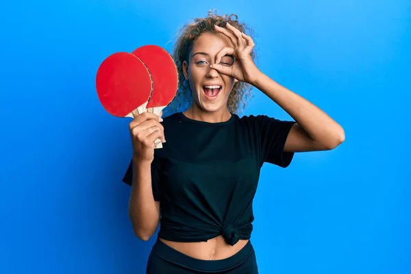 Hermosa Chica Adolescente Caucásica Sosteniendo Raquetas Rojas Ping Pong Sonriendo —  Fotos de Stock