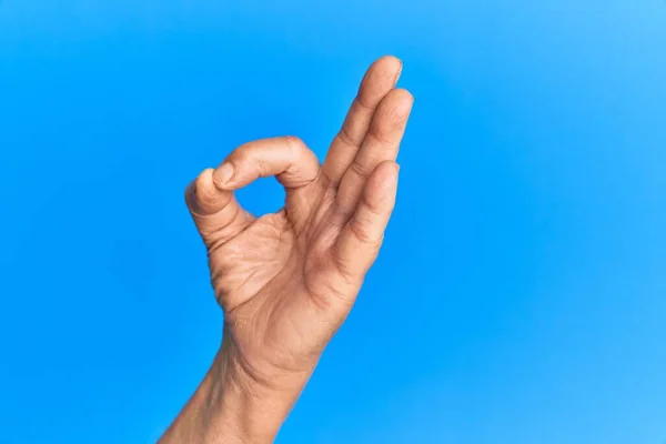 Mano Dell Uomo Ispanico Anziano Sfondo Blu Isolato Gesticolando Espressione — Foto Stock