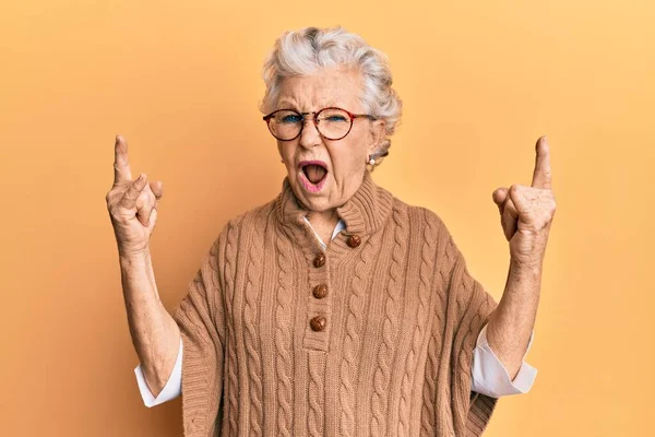Старшая Седовласая Женщина Повседневной Одежде Очках Кричащая Сумасшедшим Выражением Делая — стоковое фото