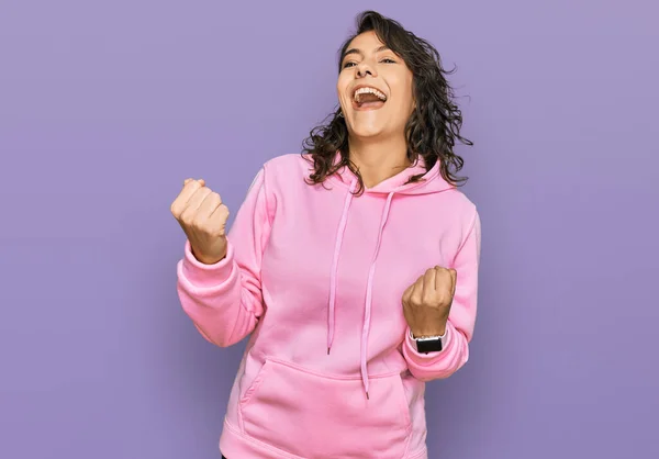 Ung Latinamerikansk Kvinna Bär Casual Sweatshirt Firar Förvånad Och Förvånad — Stockfoto