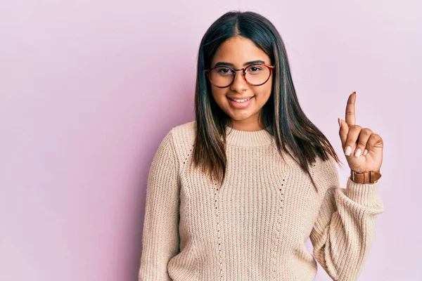 Joven Chica Latina Con Suéter Casual Invierno Gafas Sonriendo Con —  Fotos de Stock