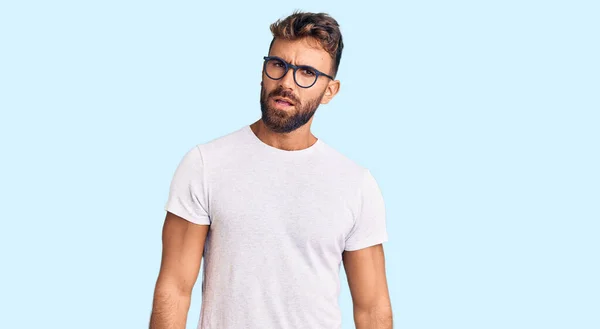 Şok Olmuş Gözlüklü Sıradan Kıyafetler Giyen Genç Spanyol Adam Şüpheci — Stok fotoğraf