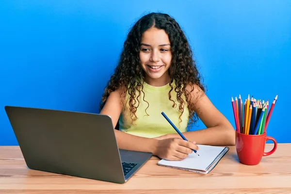 Menina Hispânica Adolescente Sentada Mesa Estudando Para Escola Sorrindo Com — Fotografia de Stock