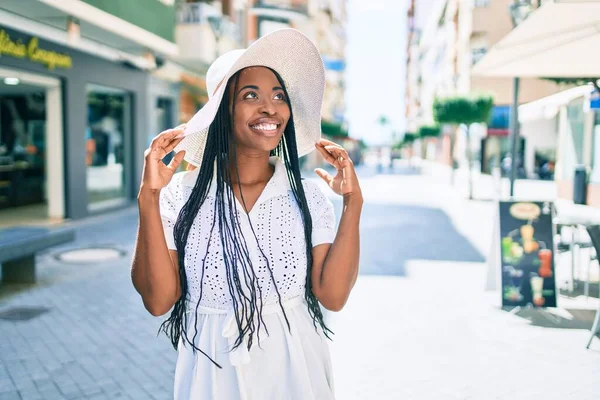 Mladá Africká Americká Žena Dovolené Úsměvem Šťastný Chůze Ulici Města — Stock fotografie