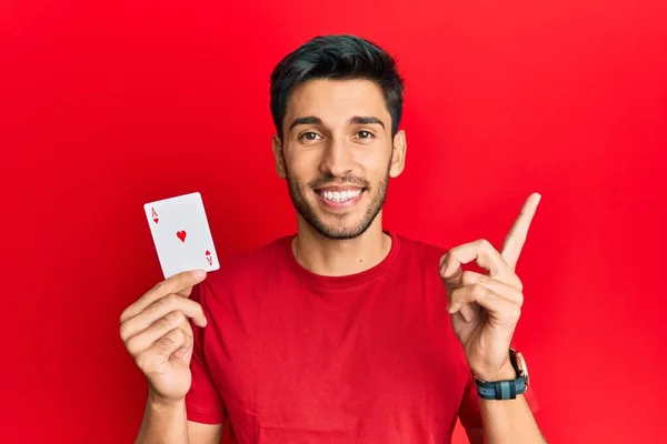 Jovem Homem Bonito Segurando Cartão Poker Ace Sorrindo Feliz Apontando — Fotografia de Stock