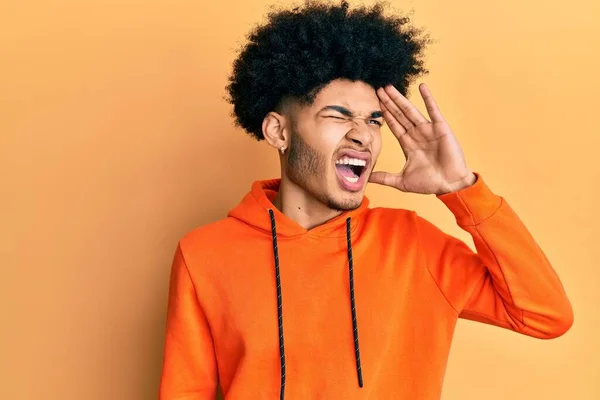 Ung Afrikansk Amerikansk Man Med Afro Hår Bär Casual Sweatshirt — Stockfoto