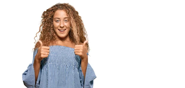 Schöne Kaukasische Teenager Mädchen Sommerkleid Erfolgszeichen Tun Positive Geste Mit — Stockfoto