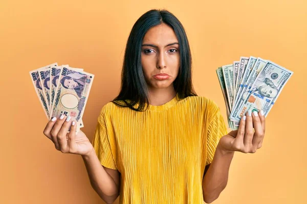 Genç Esmer Kadın Elinde Bir Deste Dolar Yens Tutuyordu Depresyondaydı — Stok fotoğraf