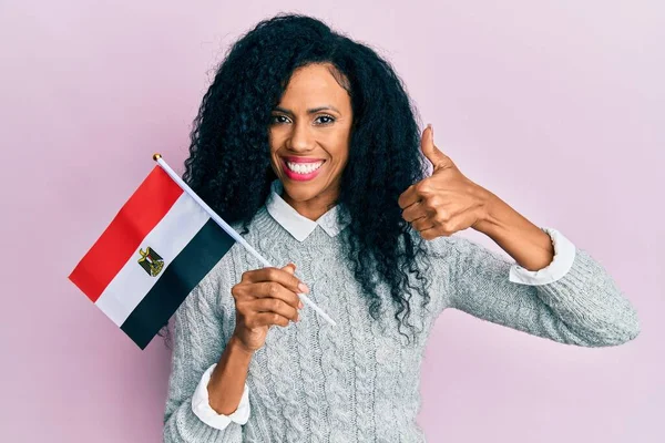 Středověká Africká Americká Žena Drží Egyptskou Vlajku Veselým Pozitivním Úsměvem — Stock fotografie