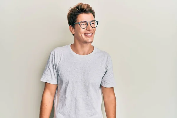 Hezký Běloch Neformálním Oblečení Brýlích Hledající Stranu Relaxační Profil Pózuje — Stock fotografie