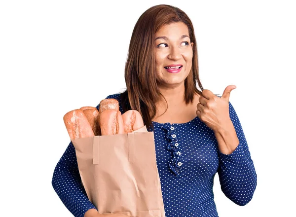 Bela Jovem Com Saco Compras Segurando Baguete Fresco Sorrindo Feliz — Fotografia de Stock