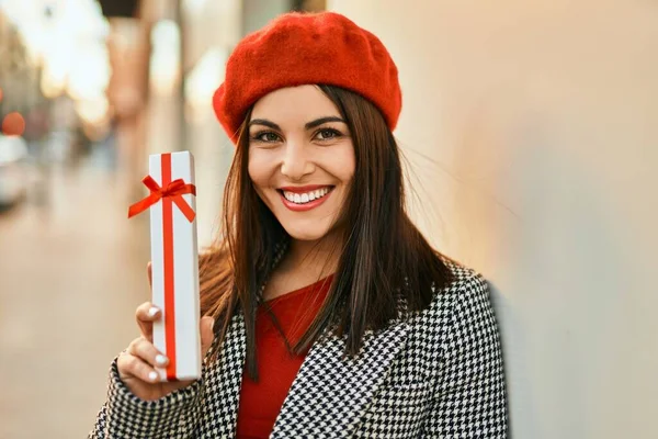 Jonge Latino Vrouw Glimlachend Gelukkig Vasthouden Geschenk Stad — Stockfoto