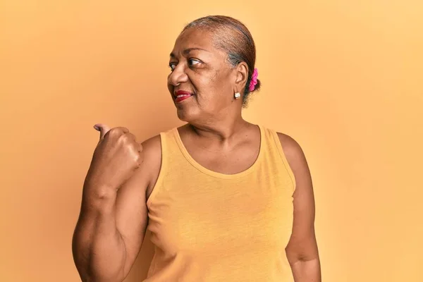 Starsza Afroamerykanka Ubrana Luźny Styl Koszulą Bez Rękawów Skierowaną Kciukiem — Zdjęcie stockowe