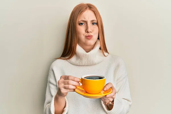 Jovem Irlandesa Bebendo Uma Xícara Café Soprando Bochechas Com Cara — Fotografia de Stock