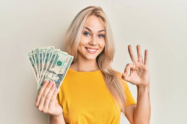 Hermosa Chica Rubia Caucásica Sosteniendo Billetes Dólares Haciendo Signo Con — Foto de Stock