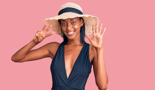 Mladá Africká Americká Žena Plavkách Letním Klobouku Ukazuje Ukazuje Prsty — Stock fotografie