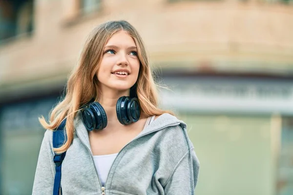Krásná Kavkazský Student Teenager Usměvavý Šťastný Pomocí Sluchátek Městě — Stock fotografie