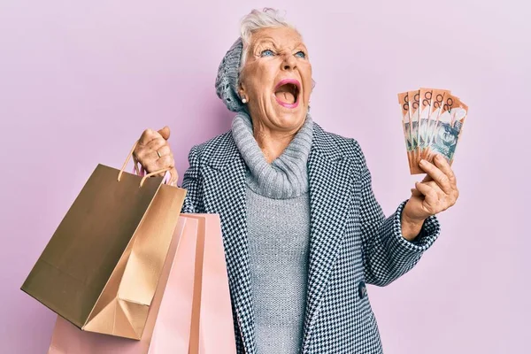 Senior Gråhårig Kvinna Som Håller Shoppingväskor Och Australier Dollar Arga — Stockfoto