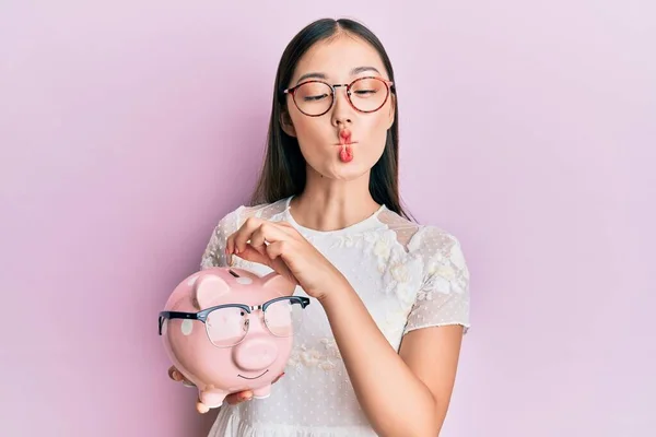 Jonge Chinese Vrouw Houden Spaarvarken Bank Met Bril Het Maken — Stockfoto