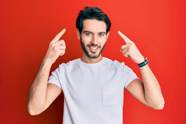 Jonge Latijns Amerikaanse Man Draagt Casual Witte Tshirt Glimlachen Wijzend — Stockfoto