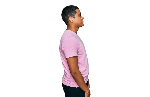 Homem Hispânico Bonito Jovem Vestindo Camisa Casual Rosa Olhando Para — Fotografia de Stock
