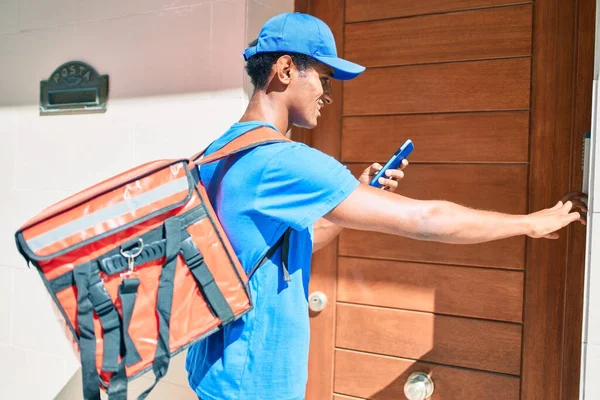 Afrikaanse Bezorger Draagt Koerier Uniform Buiten Met Behulp Van Smartphone — Stockfoto